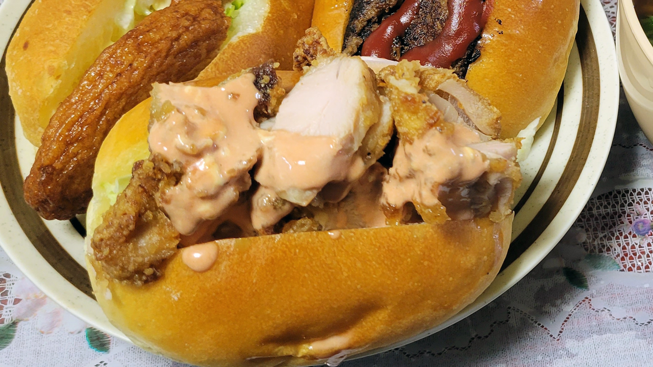 薩摩鶏本舗とり魂いちき串木野さんの唐揚げチキンサラダ風サンド